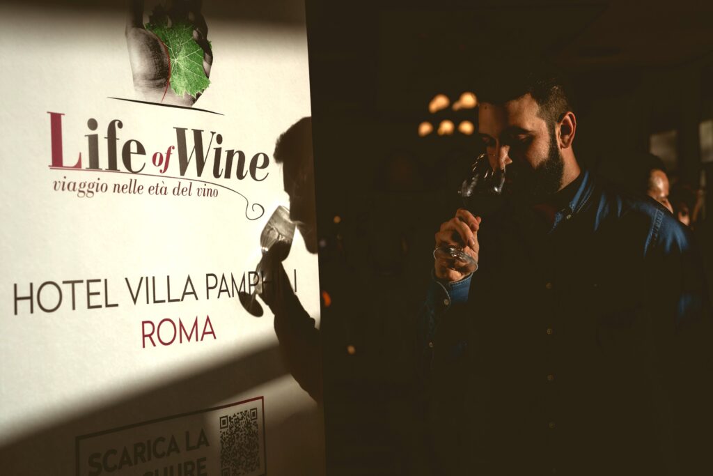 XIII edizione di Life of Wine – Oltre 200 vecchie annate ed oltre 300 etichette domenica 24 novembre all’hotel Villa Pamphili a Roma